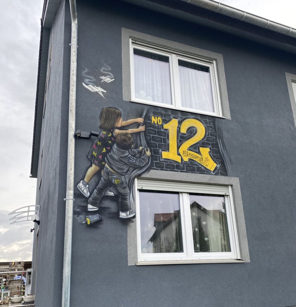 Individuelle Graffiti-Gestaltung einer Hausnummer auf einer Hauswand