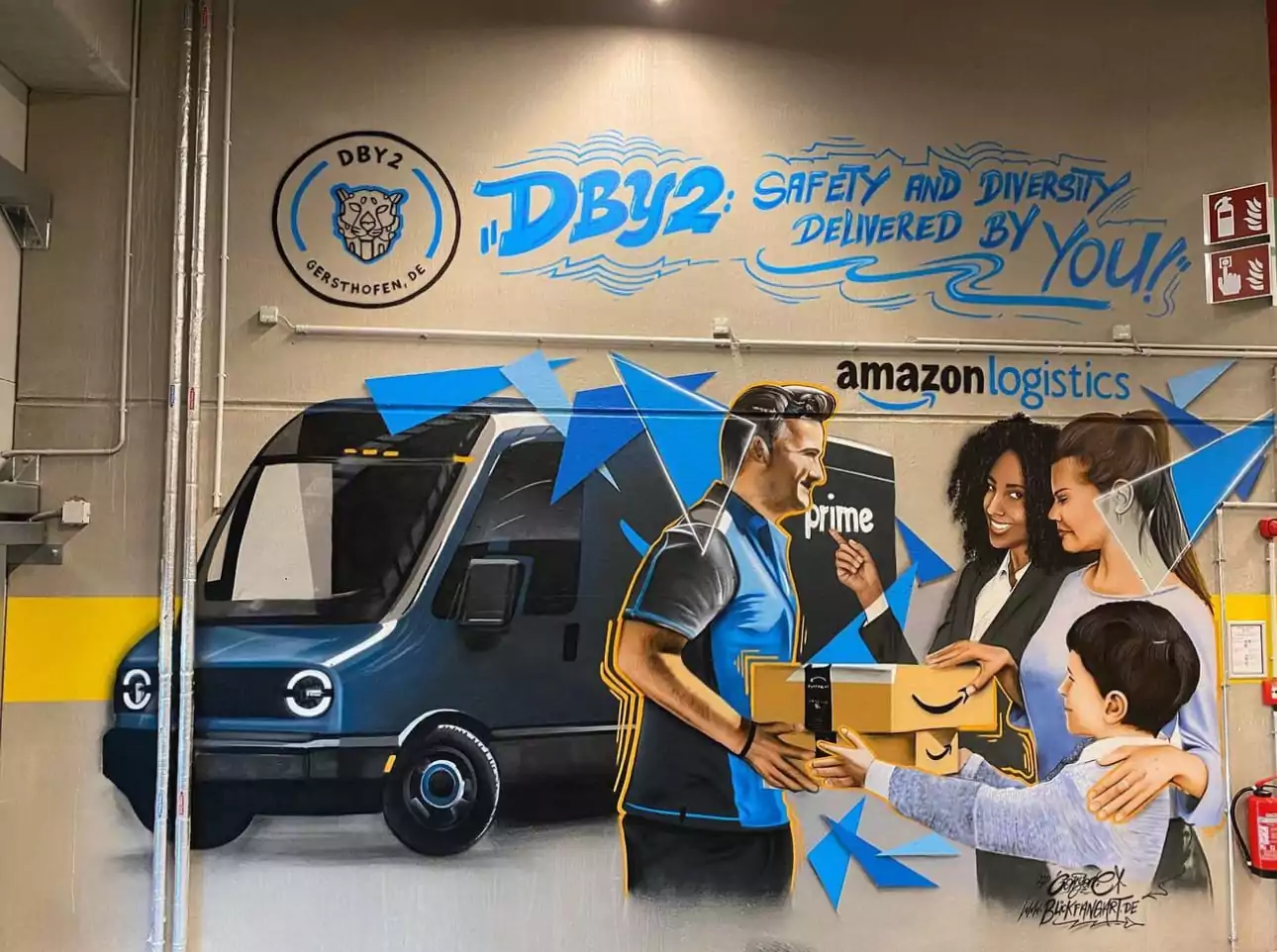 blickfangart graffiti-gestaltung lagerhalle augsburg amazon paketbote
