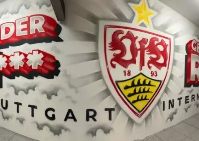 Professionelles Graffiti am Flughafen Stuttgart mit VfB-Motiv